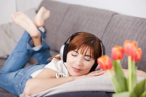 Ascoltare musica a casa — Foto Stock