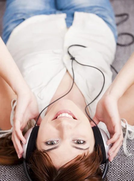 Lány zenét hallgatni — Stock Fotó