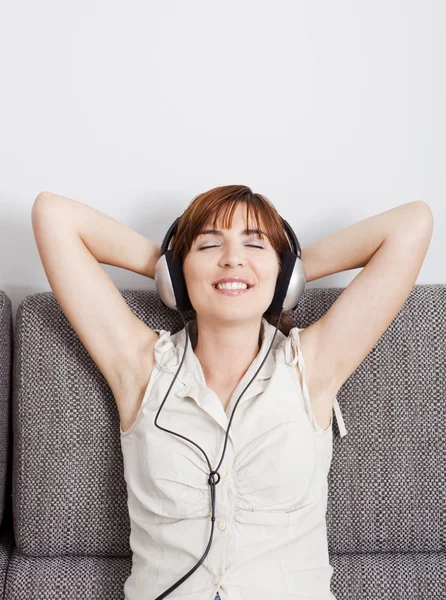 Dziewczyna słuchać muzyki — Zdjęcie stockowe