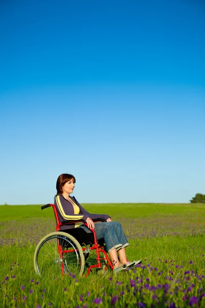 Handikappad kvinna på rullstol — Stockfoto