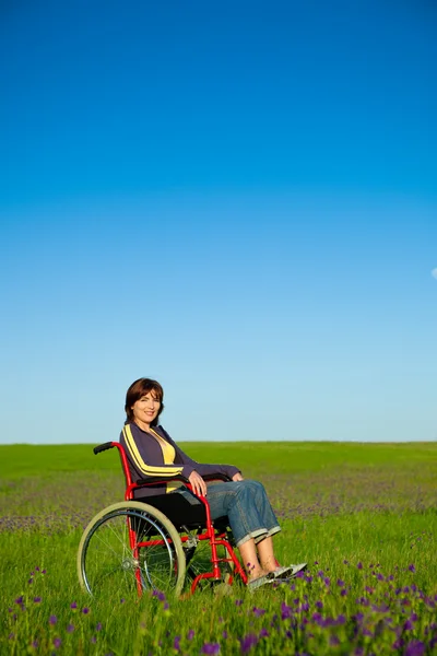 Mozgássérült nő kerekesszékben — Stock Fotó