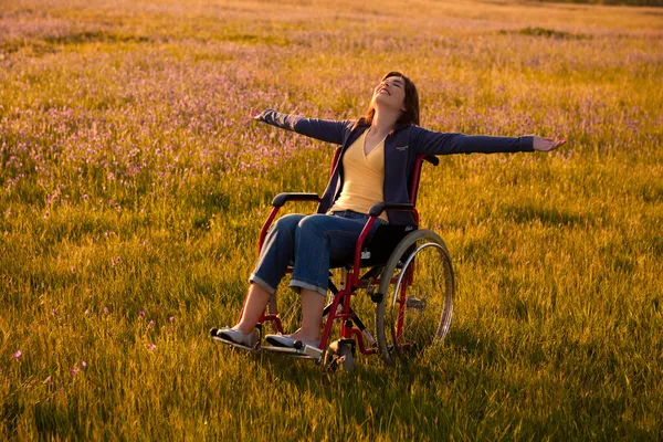 Mujer discapacitada en silla de ruedas —  Fotos de Stock