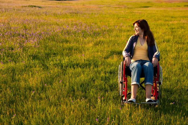 Инвалидная женщина в инвалидном кресле — стоковое фото