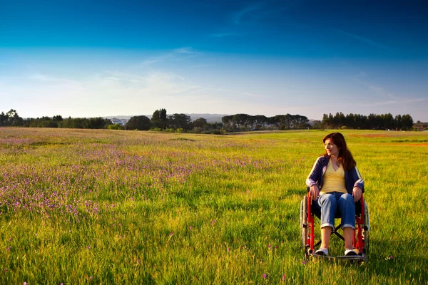 Kobieta niepełnosprawna na wózku inwalidzkim — Zdjęcie stockowe