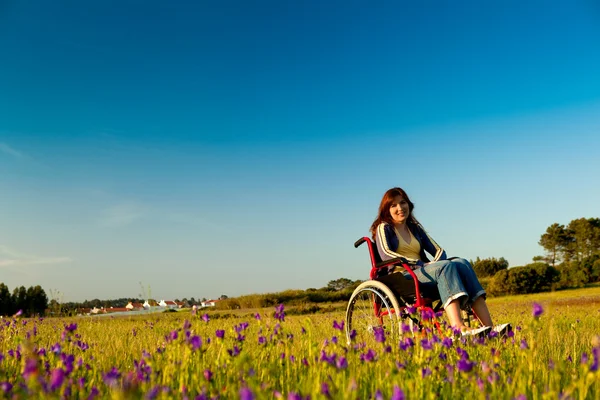 Bezbariérová žena na invalidním vozíku — Stock fotografie