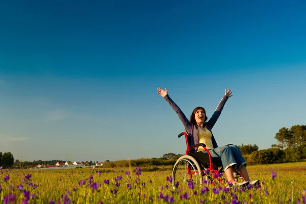 Bezbariérová žena na invalidním vozíku — Stock fotografie