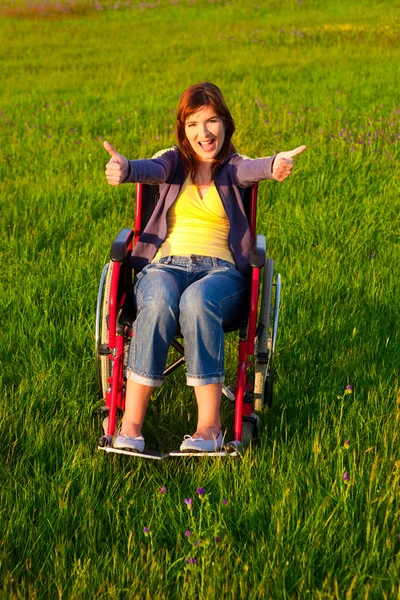 車椅子の障害者女性 — ストック写真