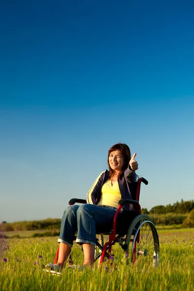 Femme handicapée en fauteuil roulant — Photo