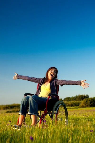 Tekerlekli sandalyedeki engelli kadın — Stok fotoğraf