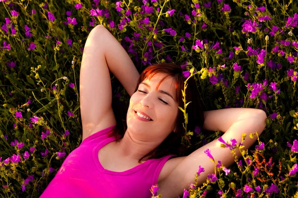 꽃에 누워 — 스톡 사진