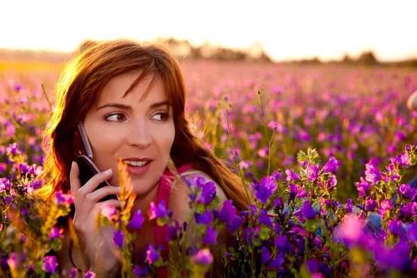 Girl talking on cellphone — Stock Photo, Image
