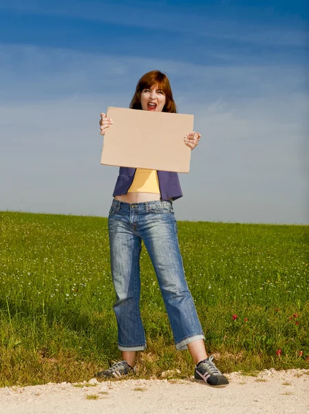 Девушка с бумажной карточкой — стоковое фото