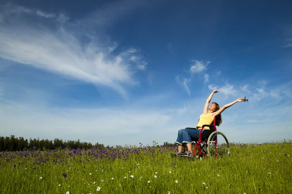 Ανάπηρη γυναίκα σε αναπηρικό καροτσάκι — Φωτογραφία Αρχείου