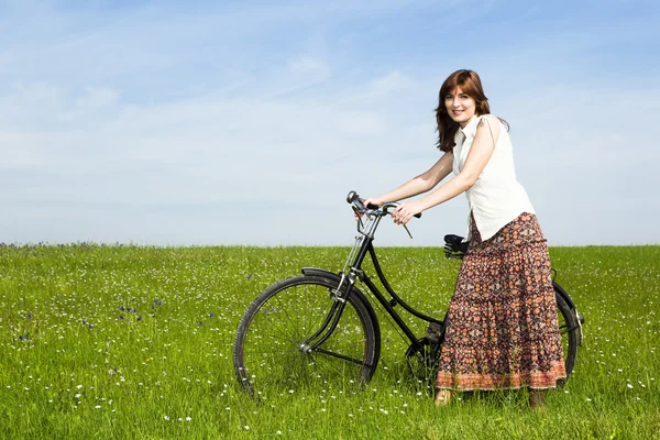 Dziewczyna z rowerem — Zdjęcie stockowe