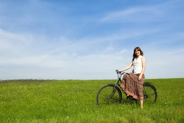 Flicka med en cykel — Stockfoto