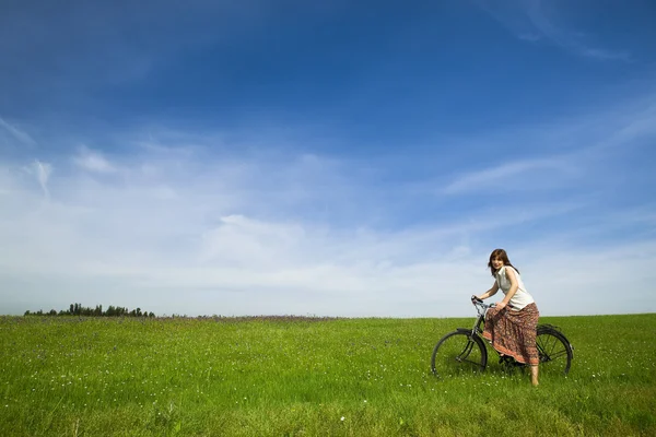 一辆自行车的女孩 — 图库照片