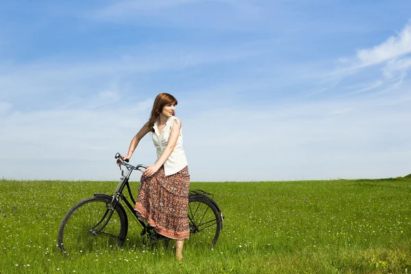 Dziewczyna z rowerem — Zdjęcie stockowe