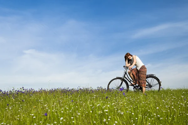 Flicka med en cykel — Stockfoto
