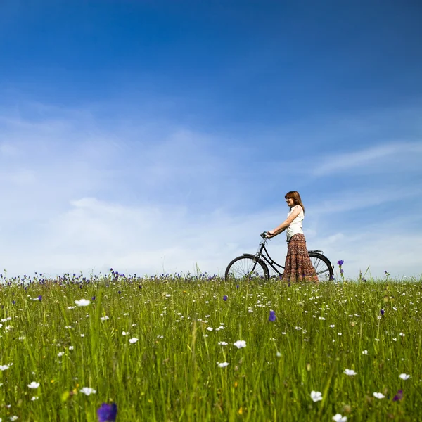 Menina com uma bicicleta — Fotografia de Stock