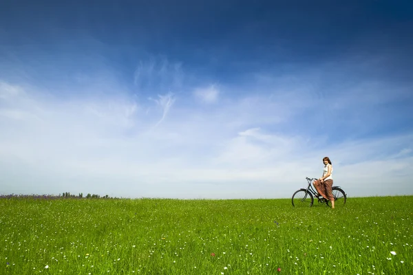 Κορίτσι με ένα ποδήλατο — Φωτογραφία Αρχείου