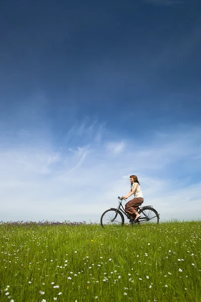 सायकल चालवणे — स्टॉक फोटो, इमेज