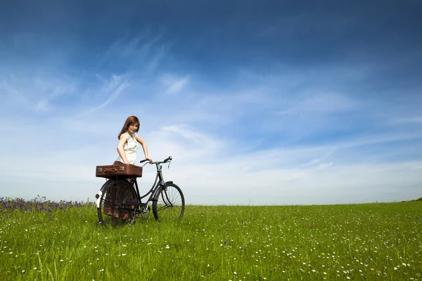 Chica con una bicicleta —  Fotos de Stock