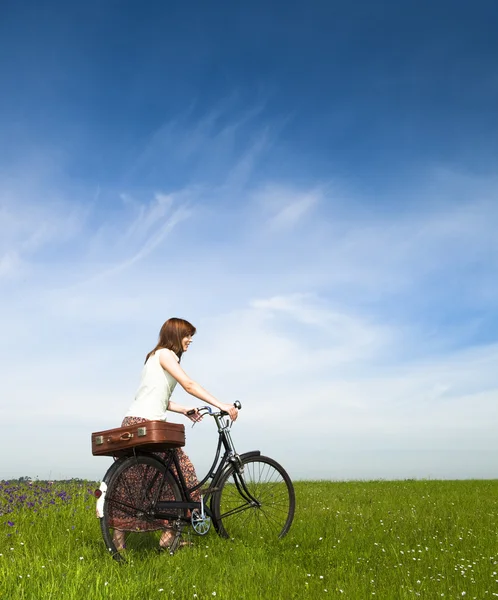 Meisje met een fiets — Stockfoto