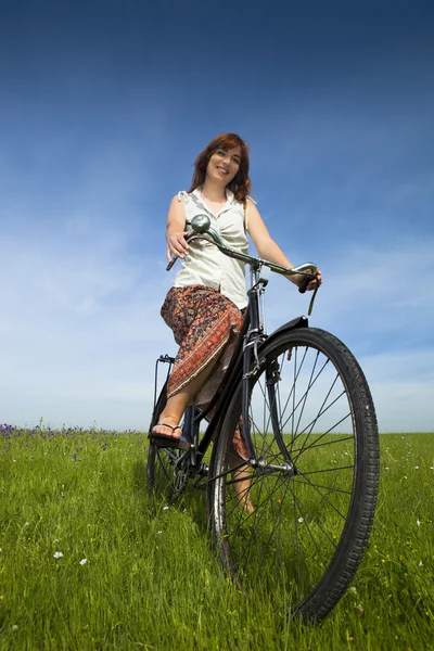 Menina com uma bicicleta — Fotografia de Stock
