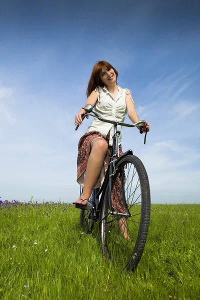 Ragazza con una bicicletta — Foto Stock