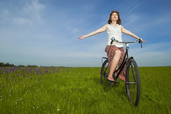 Chica con una bicicleta — Foto de Stock