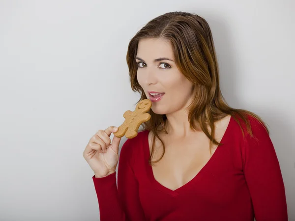 Femme avec un biscuit au pain d'épice — Photo