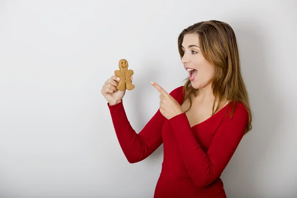 Kvinna med en Pepparkaka cookie — Stockfoto