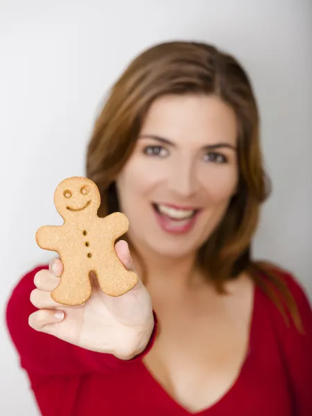 Hålla en Pepparkaka cookie — Stockfoto