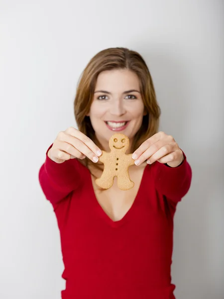 Hålla en Pepparkaka cookie — Stockfoto