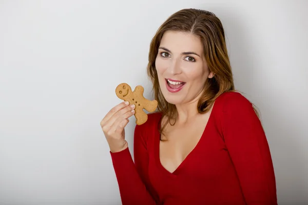 ジンジャーブレッドのクッキーを持つ女性 — ストック写真