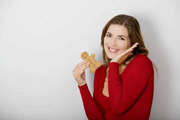 ジンジャーブレッドのクッキーを持つ女性 — ストック写真
