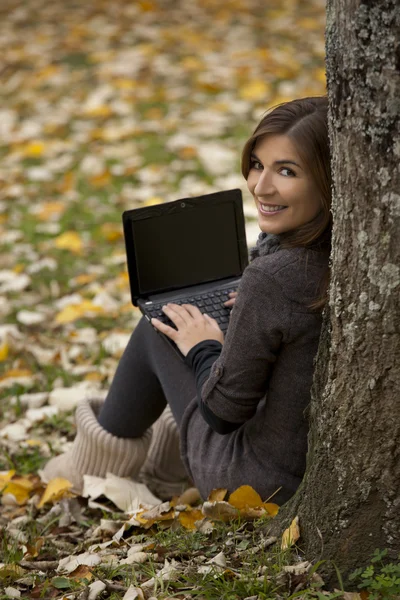 Mujer trabajando al aire libre — Foto de Stock