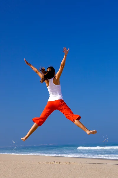 Jeune femme sautant — Photo