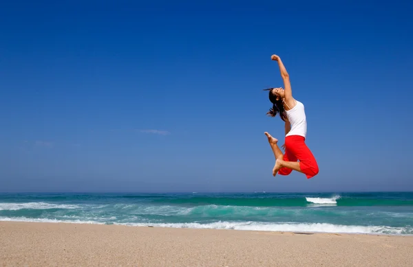 Νεαρή γυναίκα πηδάει — Φωτογραφία Αρχείου