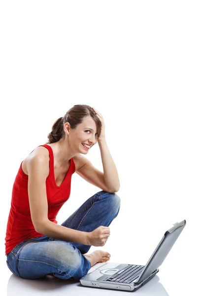 Νεαρή γυναίκα χρησιμοποιώντας ένα φορητό υπολογιστή — Φωτογραφία Αρχείου