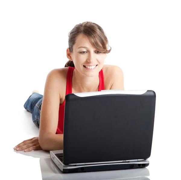 Jovem mulher usando um laptop — Fotografia de Stock