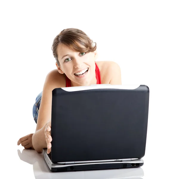 Jonge vrouw met behulp van een laptop — Stockfoto