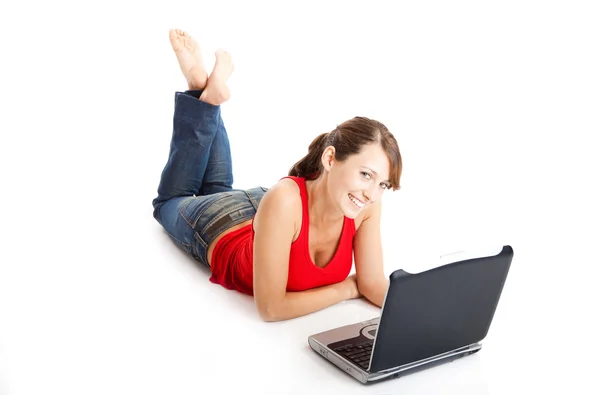Fiatal nő használ egy laptop — Stock Fotó