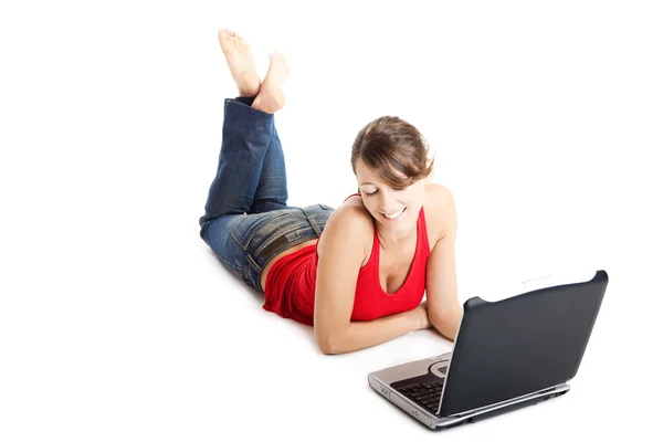Fiatal nő használ egy laptop — Stock Fotó