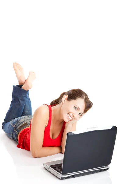 Молода жінка використовує ноутбук — стокове фото
