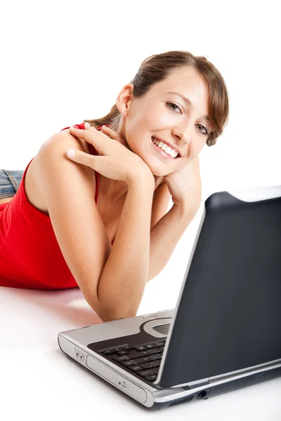 Ung kvinna med en bärbar dator — Stockfoto