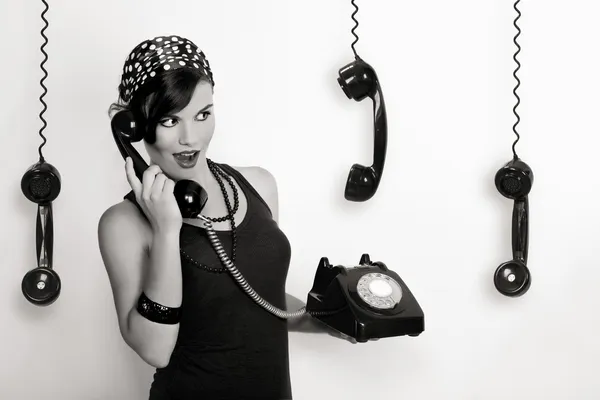 Menina com um telefone vintage — Fotografia de Stock