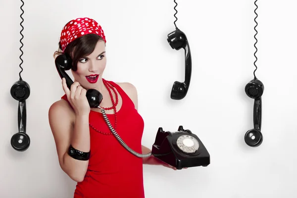 Meisje met een vintage telefoon — Stockfoto