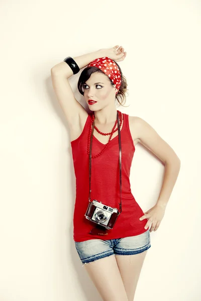 Pin-up chica con una cámara — Foto de Stock
