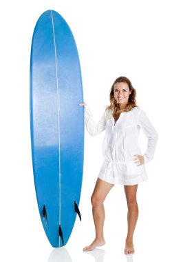 Sörf tahtası olan kadın.
